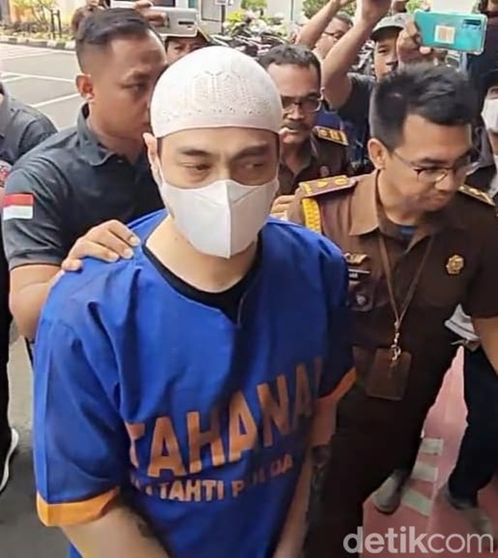 ferry irawan tiba di kejari kota kediri