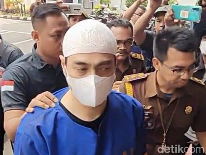 ferry irawan tiba di kejari kota kediri