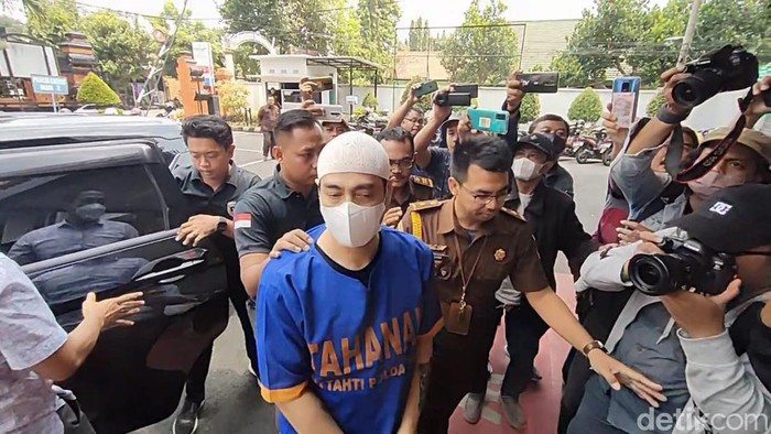 Ferry Irawan tiba di Kejari Kota Kediri