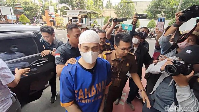 Ferry Irawan tiba di Kejari Kota Kediri