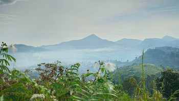 Mengabadikan keindahan alam di pegunungan dengan kamera 200MP Galaxy S23 Ultra. Foto: Samsung Indonesia