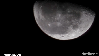 Ada banyak objek yang bisa kamu abadikan dengan mengeksplor kemampuan zoom Galaxy S23 Series, salah satunya memotret Bulan. Berbekal smartphone, kamu bisa memotret Bulan dengan zoom, dan hasilnya seperti ini. Foto: Rachmatunnisa