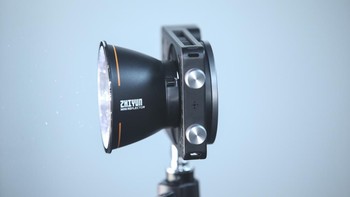 Sementara Zhiyun molus x100 Memiliki kekuatan 100 watt hingga 120 watt dengan adaptor memiliki ukuran kertas A5 dengan design vintage.  