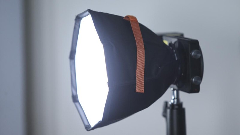 General Manager PT Aneka Warna Indah & PT Aneka Warna Solusi Media Imelda Sanurita (kiri) dan Sales Manager PT Aneka Warna Solusi Media Henry Untung (kanan) saat mengenalkan Zhiyun Molus G60 dan Zhiyun Molus X100 di Jakarta, Kamis (16/3/2023). Produk lighting sekecil rubik ini memiliki kekuatan cahaya sebesar 60 watt dengan power supply listrik seperti biasa dan bisa juga menggunakan power supply type c.