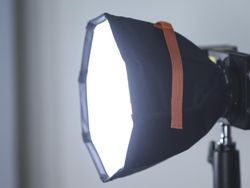 Canggih! Lampu Portable Ini Cuma Segenggam Tangan