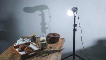 Zhiyun Molus g60 memiliki luminance 2376 lux hingga 11194 lux with Zhiyun Reflector, warna cahayanya memiliki CCT 2700 Kelvin hingga 6500 Kelvin untuk harga combo dijual seharga 4 jutaan rupiah. 