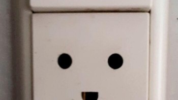 Colokan kabel seolah punya mata dan mulut. Foto: Boredpanda