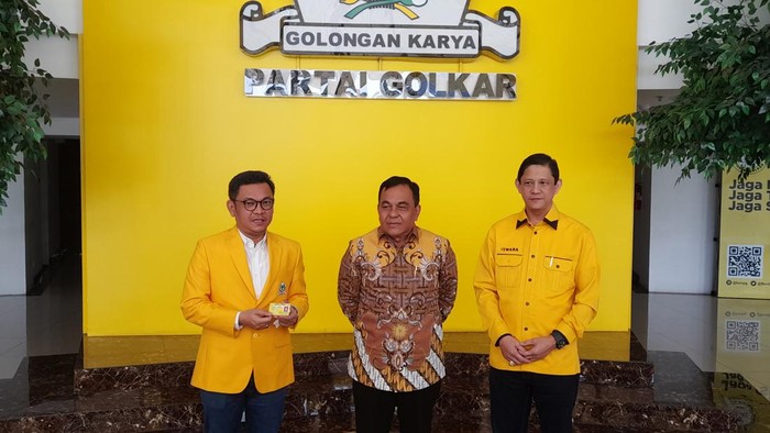 Eks Wakapolda Jawa Barat Irjen Pol (Purn) Yovianes Mahar resmi gabung dengan Partai Golkar. Yovianes bakal menjadi calon legistatif (caleg) di Dapil 10 Jawa Barat.