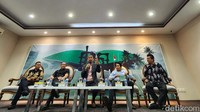 Hadir dalam diskusi tersebut (kiri-kanan) anggota Komisi III DPR dari F-Demokrat Didik Mukrianto, anggota Komisi XI DPR dari Fraksi Gerindra Kamrussamad, Koordinator Kelompok Subtansi Humas PPATK M. Natsir Kongah, dan pengamat hukum ekonomi Salamudin Daeng.