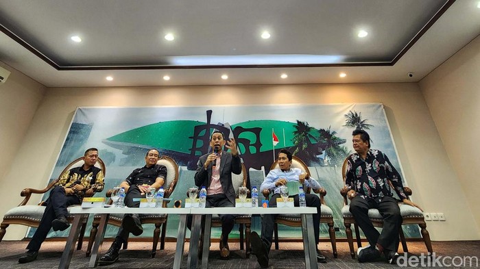 Diskusi bertajuk 'Akibat Gaya Hedon, LHKPN Pejabat Kemenkeu Jadi Sorotan' digelar di Gedung DPR, Jakarta. Mereka menyoroti kasus Rafael Alun cs.