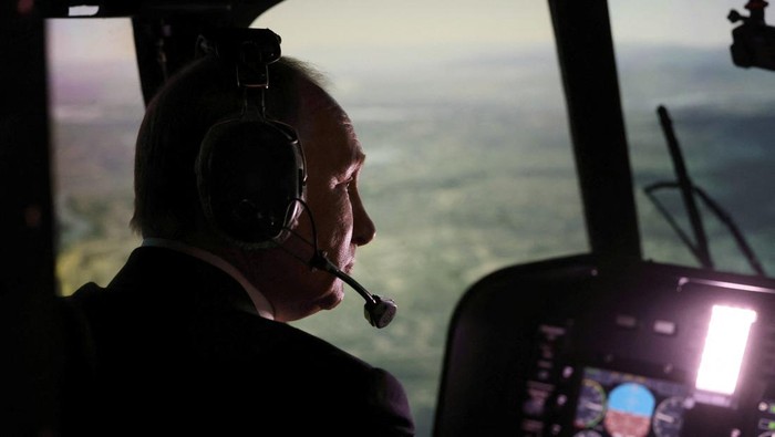 Russian President Vladimir Putin is seen inside a cabin of helicopter simulator training as he visits aviation plant in Ulan-Ude, Buryatia republic, Russia March 14, 2023.  Sputnik/Mikhail Metzel/Pool via REUTERS ATTENTION EDITORS - THIS IMAGE WAS PROVIDED BY A THIRD PARTY.     TPX IMAGES OF THE DAY