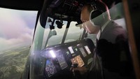 Putin terlihat begitu serius saat menjajal kabin simulator helikopter militer raksasa yang lega tersebut.  