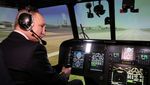 Gaya Putin Jadi Pilot di Pabrik Helikopter Rusia