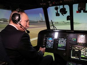 Gaya Putin Jadi Pilot di Pabrik Helikopter Rusia