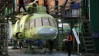 Karyawan merakit helikopter di pabrik penerbangan di Ulan-Ude.  