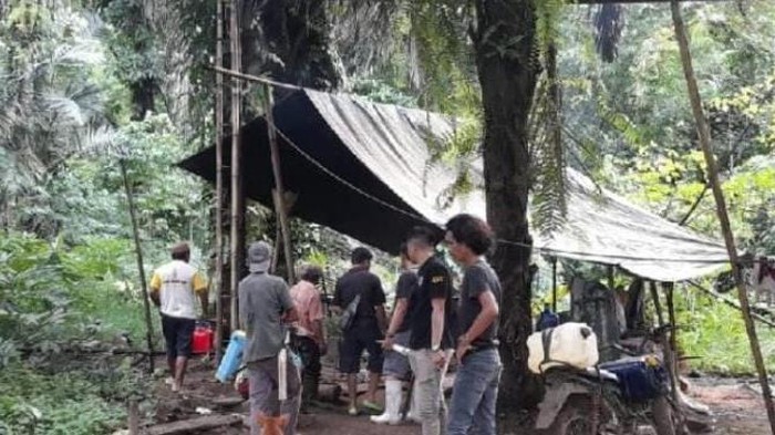 Dua pria di Kabupaten Gorontalo Utara, Gorontalo, ditangkap polisi di pabrik penyulingan minuman keras (miras) cap tikus.