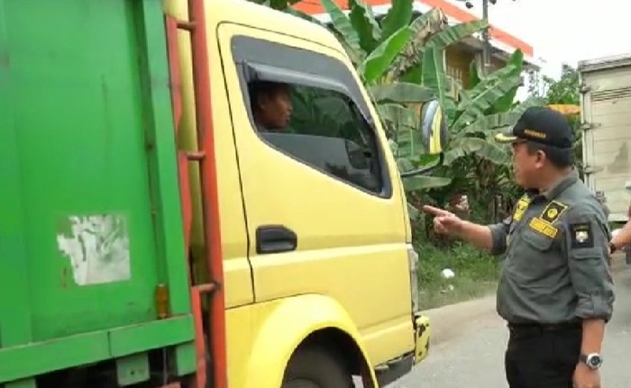 Gubernur Jambi Al Haris saat temui sopir batu bara membandel melintas siang hari (dok Diskominfo)