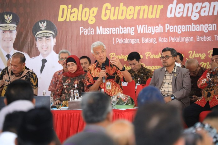 Gubernur Jawa Tengah Ganjar Pranowo langsung merespons aduan dari seorang bidan di Desa Sidoharjo, Kecamatan Bawang, Kabupaten Batang, bernama Sri Umiyati.