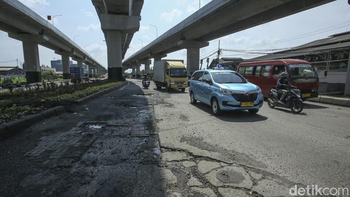 Hati-hati! Jalanan di Cakung Rusak Parah Pengendara melintas di jalan Raya Bekasi, Cakung, Jakarta Timur, Kamis (16/3/2023).