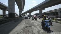 Jalan penghubung Jakarta dan Bekasi ini tampak berlubang dan rusak parah.  