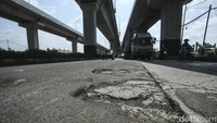 Selain berlubang jalan juga nampak bergelombang, hal tersebut bisa membuat keselamatan pengendara menjadi terancam.  
