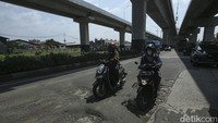 Jalan ini diketahui banyak dilintasi kendaraan berat seperti truk dan bus, sehingga membahayakan roda dua yang tidak hati-hati.  