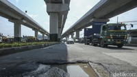 Jalan yang berlubang juga tergenang sehingga membahayakan pengendara yang melintas.  