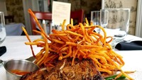 Salah satu menu yang mereka sajikan adalah steak. Daging steak dilengkapi sayuran, bumbu, dan kentang tipis nan renyah. Foto: onlyinyourstate.com