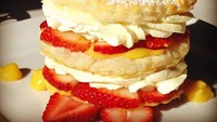Di sini juga ada dessert. Salah satunya adonan mirip seperti pancake dengan setiap lapisannya diisi krim dan buah stroberi. Foto: onlyinyourstate.com