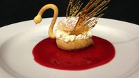 Mulai dari kue, pie, crème brulee, dessertnya sangat lengkap. 1844 House bahkan punya cream puff yang dibentuk menjadi angsa cantik. Foto: onlyinyourstate.com