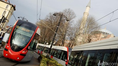 Bebas Macet! Asyiknya Hilir-mudik Naik Trem di Turki