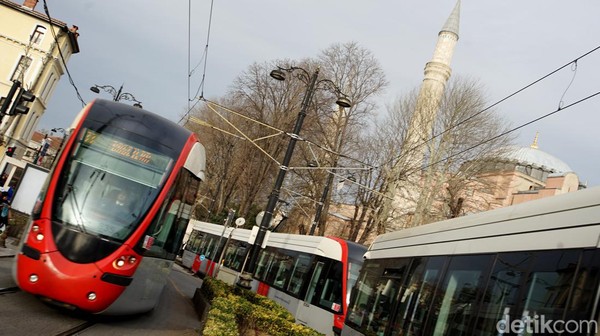 Sampai saat ini, ada 7 jalur (line) metro di Istanbul sisi Eropa, sementara di sisi Asia ada 3 jalur.