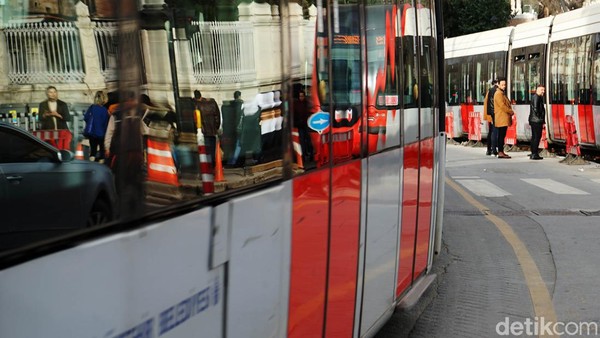 Bila berlibur ke Turki, jangan lupa sempatkan waktu untuk berkeliling ke Istanbul dengan naik trem ini. Jaringan trem di kota ini merupakan yang tertua kedua di dunia yang sudah dibangun sejak tahun 1800-an. Bila berlibur ke Turki, jangan lupa sempatkan waktu untuk berkeliling ke Istanbul dengan naik trem ini. Jaringan trem di kota ini merupakan yang tertua kedua di dunia yang sudah dibangun sejak tahun 1800-an.