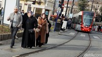 Hilir mudik trem di Turki serasa tidak pernah putus terutama di kawasan wisata masjid Hagya shopia.