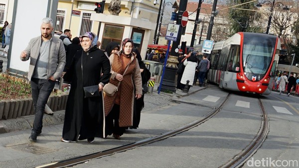 Hilir mudik trem di Turki serasa tidak pernah putus terutama di kawasan wisata masjid Hagya shopia.