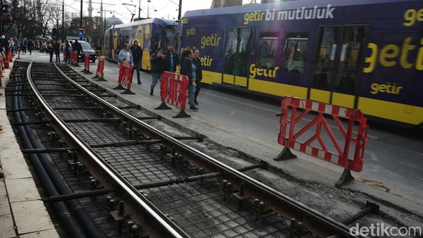 Jalur trem modern yang ada di Istanbul ini merupakan sebuah sistem jalur trem modern di sisi Eropa Istanbul. Jalur trem modern yang ada di Istanbul ini merupakan sebuah sistem jalur trem modern di sisi Eropa Istanbul.
