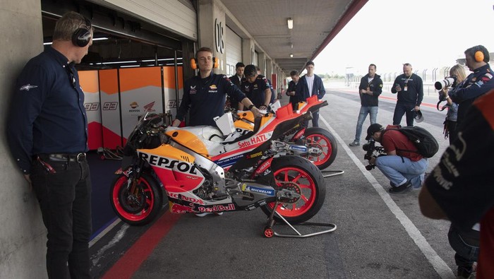 PORTIMAO, PORTUGAL - MARCH 12: The mechanics at work on the bikes of Marc Marquez of Spain and Repsol Honda Team in pit during the Portimao MotoGP Official Test at Portimao Circuit on March 12, 2023 in Portimao, Portugal. (Photo by Mirco Lazzari gp/Getty Images)