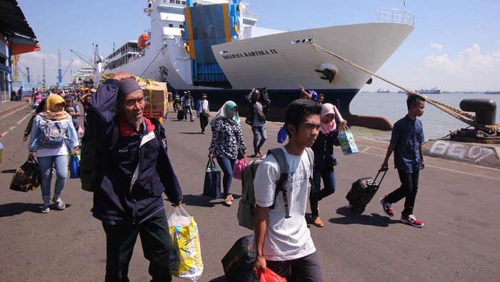 Ilustrasi Mudik Naik Kapal Laut