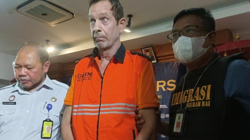 Kantor Imigrasi mendeportasi dua bule Inggris. Keduanya tinggal melebihi batas waktu Visa on Arrival (VoA) sampai kehabisan dana.