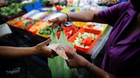 Dengan inflasi yang begitu tinggi, harga berubah hampir setiap minggu.  