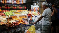 Seorang pelanggan menunggu dengan keranjang belanjanya di toko buah di pasar lokal, karena tingkat inflasi tahunan Argentina menembus 100 persen pada bulan Februari, Selasa (14/3/2023).