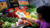Data tersebut juga menyebut makanan dan minuman sebagai penyumbang inflasi terbesar, yakni 9,8 persen dibanding Januari lalu, diikuti oleh IT dan komunikasi sebesar 7,8 persen dan perhotelan 7,5 persen.  