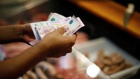 Warganya harus memutar otak di tengah lonjakan harga kebutuhan pokok. Masyarakat terpaksa mengubah kebiasaan dan mengurangi belanja barang tersier.  