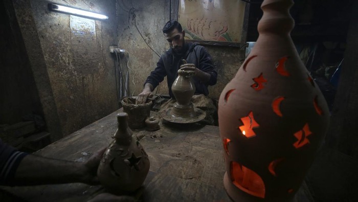 Intip Produksi Tembikar Ramadan Khas Palestina A Palestinian potter is putting the final touches to a clay lantern at his workshop in Gaza City, Palestine, on March 15, 2023, ahead of the start of the holy month of Ramadan during which Muslims fast from dusk to dawn and give alms to the poor. (Photo by Majdi Fathi/NurPhoto via Getty Images)