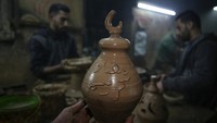 Tembikar lentera khas Palestina ini diukir Ramadan Karim dalam bahasa Arab.  