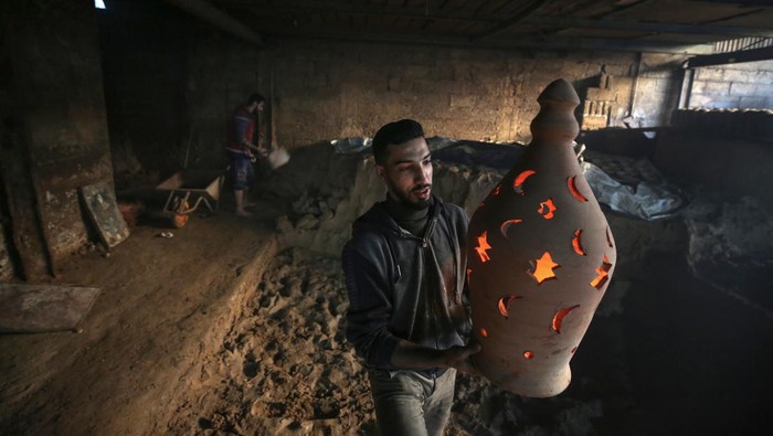 Intip Produksi Tembikar Ramadan Khas Palestina A Palestinian potter is putting the final touches to a clay lantern at his workshop in Gaza City, Palestine, on March 15, 2023, ahead of the start of the holy month of Ramadan during which Muslims fast from dusk to dawn and give alms to the poor. (Photo by Majdi Fathi/NurPhoto via Getty Images)
