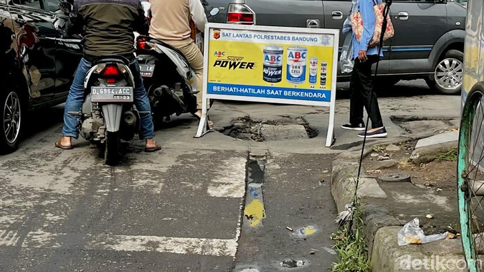Jalan berlubang di Jalan Otista Bandung