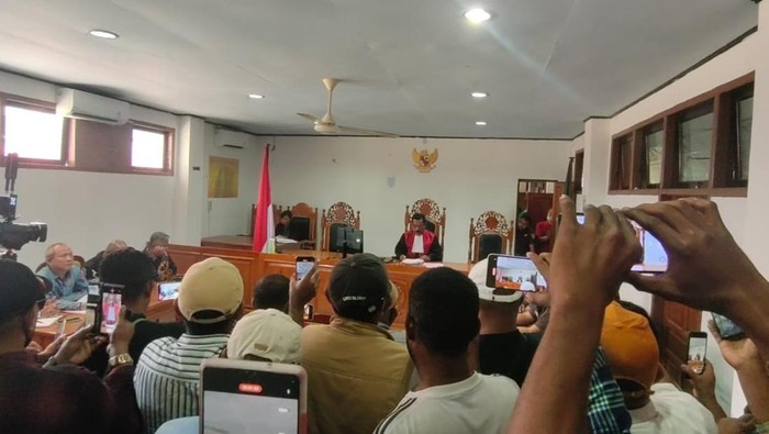 Hakim Pengadilan Negeri (PN) Jayapura menggugurkan gugatan praperadilan kasus korupsi Plt Bupati Mimika Johannes Rettob dan Direktur Asian One Air Silvi Herawati.