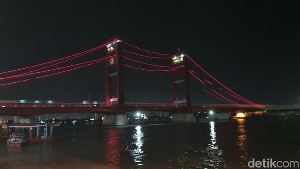 Jembatan Ampera di Palembang dalam kondisi gelap