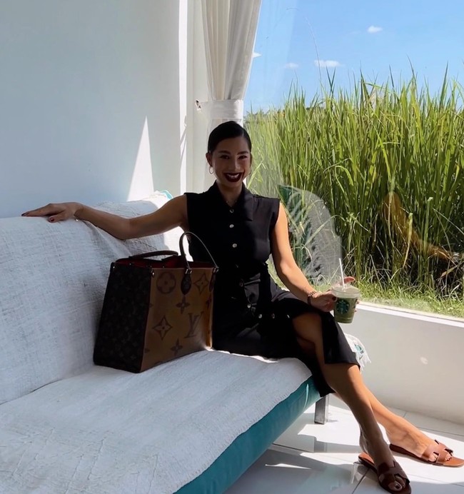 Ditambah dengan gayanya yang selalu stylish, penampilan Jennifer Bachdim pun kini semakin menawan. Masih tak kalah dengan para wanita yang belum memiliki anak bukan? Foto: Instagram/@jenniferbachdim